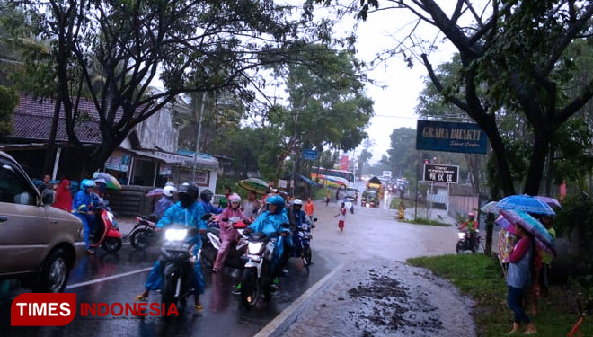 Air sungai yang menggenang di atas jembatan. (Foto: Erwin Wahyudi/TIMES Indonesia)