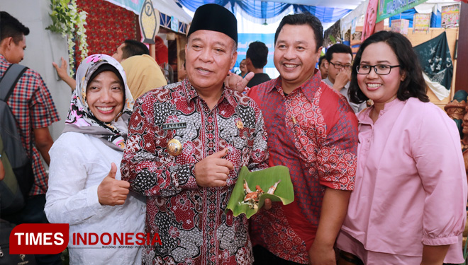 Bupati Lamongan Fadeli menunjukkan makanan yang ditampilkan dalam Festival Makanan Khas Daerah se-Bakorwil Bojonegoro, Rabu (28/11/2018). (FOTO: Siti Nura/TIMES Indonesia)