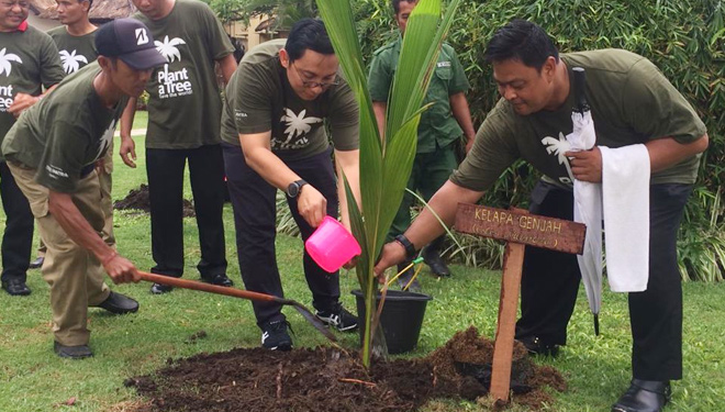 PJ Direktur Utama PT Patra Jasa, Hari T. Wibowo (tengah) melakukan penanaman pohon kelapa di areal Beratan poolside. (FOTO: Istimewa)