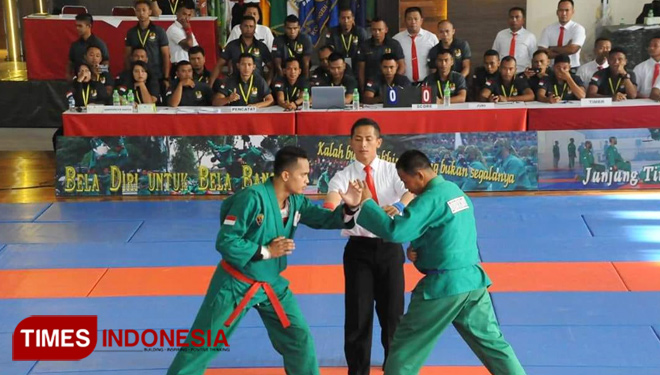 Atlet Kodam IX/Udayana Pratu I Wayan Supriana (kiri) saat berlaga di babak final kelas -70 Kejurnas Yongmoodo Kasad Cup Ke-8. (FOTO: Pendam IX/Udayana for TIMES Indonesia)