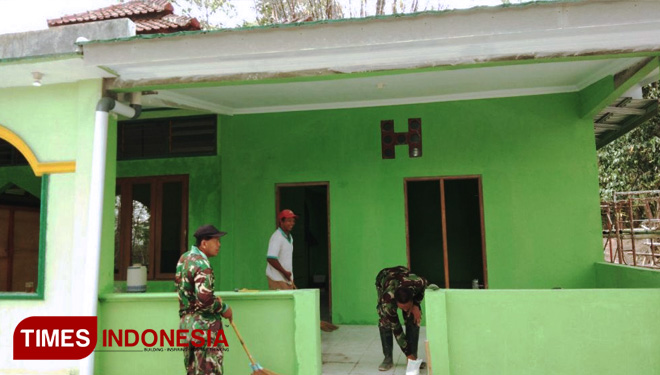Finising rehab TPA di Desa Balecatur dalam TMMD Kodim Sleman. (FOTO: AJP/TIMES Indonesia)