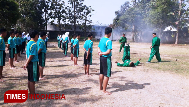 Pengenalan Dan Latihan Beladiri Militer Kepada Adik-Adik SMPN 1 Balecatur. (FOTO: AJP/TIMES lndonesia)