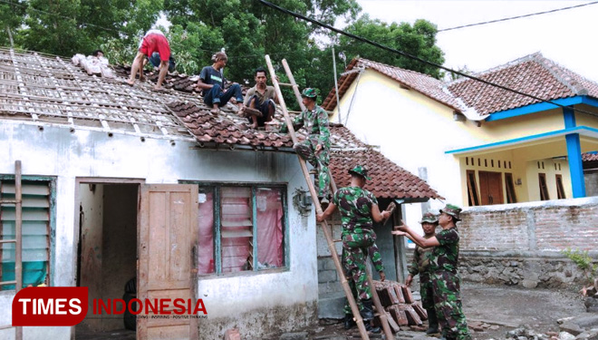 Pemasangan genting rumah sasaran RTLH TMMD Kodim Sleman dengan bergotong royong. (Foto: AJP/TIMES lndonesia)