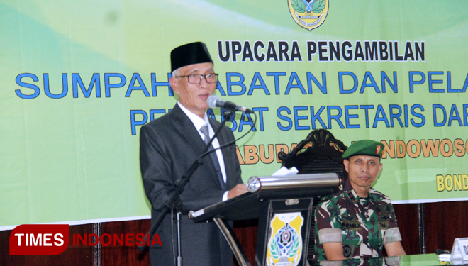 Bupati Bondowoso, Drs KH Salwa Arifin saat memberikan amanah usai melantik PJ Sekda Agung Trihandono (FOTO: Moh Bahri/TIMES Indonesia) 