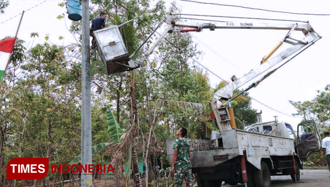 Pemasangan lampu (FOTO:AJP TIMES INDONESIA)