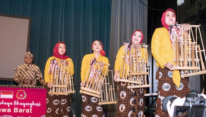 Angklung's appearance from Bhayangkari Jabar started the audience. (PHOTO: Special)