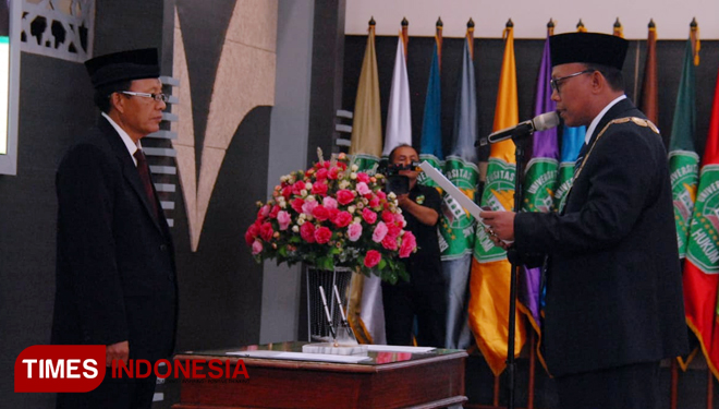 Rektor Unisma Maskhuri saat membacakan ikrar rektor baru. (FOTO: Adhitya Hendra/TIMES Indonesia)