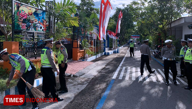 Anggota Satlantas Polres Bondowoso bergotong royong membuat Kampung Tertib Lalu Lintas di Jalan Pelita (FOTO: Kasatlantas for TIMES Indonesia)