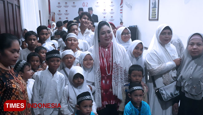 Titiek Soeharto bersama Ratusan anak Yatim di Rumah Aspirasi Duet Prabowo - Sandi, Jakarta, Kamis (29/11/2018)(FOTO: Alfi Dimyati/TIMES Indonesia) (FOTO: Alfi Dimyati/TIMES Indonesia)