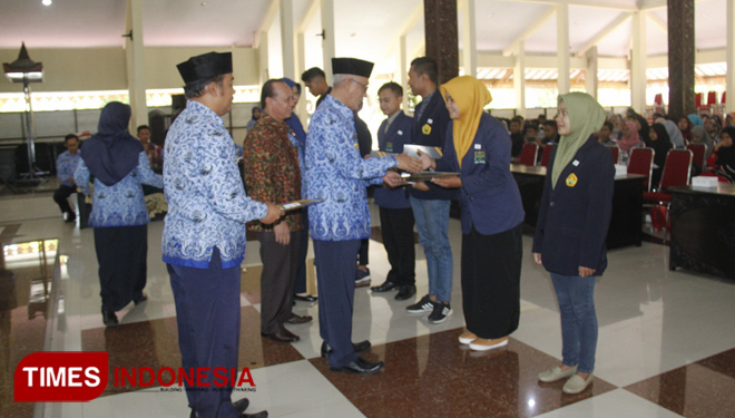 Bupati Bondowoso Drs KH Salwa Arifin saat memberikan beasiswa kepada perwakilan masing-masing kampus di pendapa bupati (FOTO: Moh Bahri/TIMES Indonesia) 