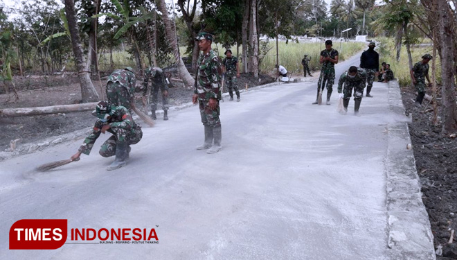 jalan yang telah rampung dibangun dalam sasaran fisik TMMD Kodim Sleman dibersihkan agar nampak lebih cantik. (FOTO: AJP/TIMES lndonesia)