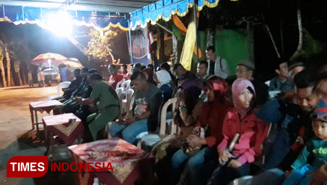 Warga Desa Balecatur nampak antusias menyaksikan panggung hiburan yang digelar sebagai penanda erakhirnta TMMD Kodim Sleman. (FOTO: AJP/TIMES lndonesia)