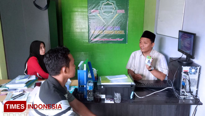 Suasana pelayanan BMT NUR milik MWCNU Kecamatan Rengel, Tuban, Senin (03/12/2018) (Foto: Safuwan/TIMES Indonesia)