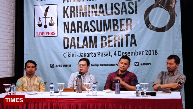 Direktur Remotivi, Roy Thaniago (dua kiri) dalam diskusi bertajuk 'Ancaman Kriminalisasi Narasumber dalam Berita' di kawasan Cikini, Jakarta Pusat, Selasa (4/12/2018). (Foto: Rahmi Yati Abrar/TIMES Indonesia)