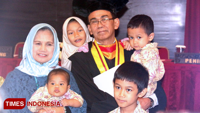 Hariadi Hariawan bersama keluarga. (FOTO: Humas UGM/TIMES Indonesia)