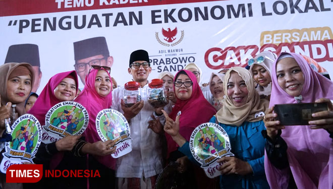 Sandiaga S Uno bersama Emak Emak Permak Bodi (FOTO: Taufik For Times Indonesia)