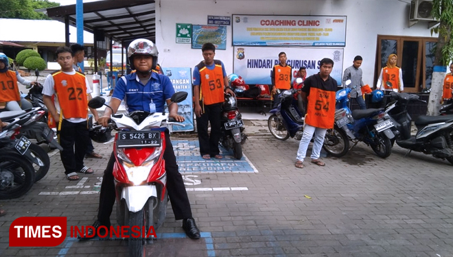 Pelatihan ujian praktik kendaraan untuk membuat SIM di Mapolres Bojonegoro, Selasa (4/12/2018). (FOTO: Yudi Handoyo/TIMES Indonesia)