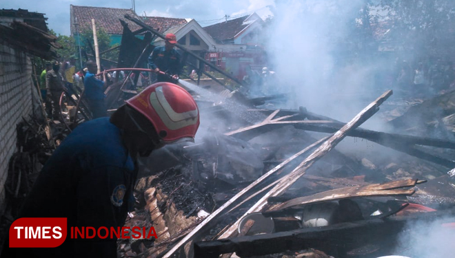 Diduga Korsleting Listrik, Dua Rumah Di Gresik Terbakar - TIMES Indonesia