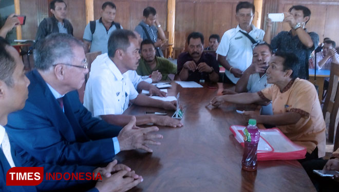 Suasana mediasi antara karyawan Hotel Panorama, manajemen Hotel Panorama, dan Kadisnakertrans Kabupaten Jember, Rabu (5/12/2018). (Dody Bayu Prasetyo/Times Indonesia)
