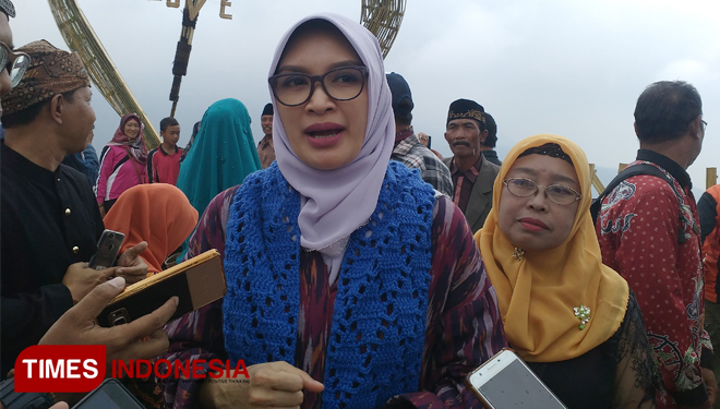 Bupati Probolinggo, Tantriana Sari saat berkunjung ke Desa Sariwani, Sukapura. (FOTO: Iqbal/TIMES Indonesia)
