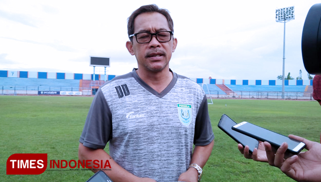Aji Santoso, Pelatih Persela usai memimpin latihan di Stadion Surajaya Lamongan, Kamis, (6/12/2018). (FOTO: MFA Rohmatillah/TIMES Indonesia)