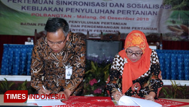 Kepala Pusat Penyuluhan Pertanian, Dr Ir Siti Munifah dan perwakilan dari BNI, Bambang Setyoatmojo menandatangani MoU di Aula Sasana Giri Sabha Polbangtan Malang, Kamis (6/12/2018). (FOTO: Ferry/TIMES Indonesia)