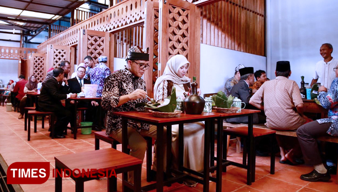 Bupati Banyuwangi Abdulah Azwar Anas bersama dengan istri tengah menikmati kuliner di Pasar Sritanjung (FOTO: Rizki Alfian/TIMES Indonesia)