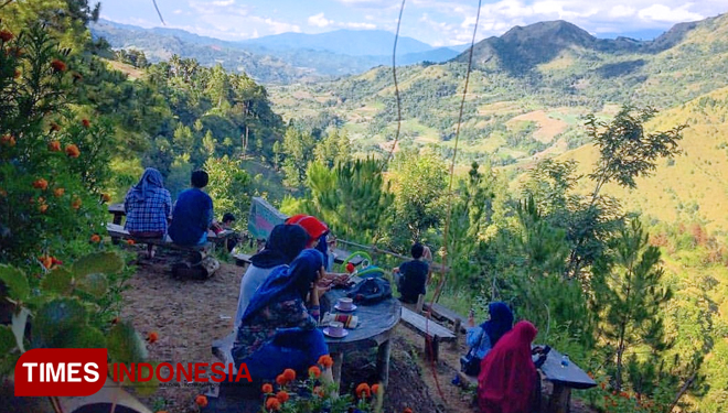 Pengunjung menikmati objek foto yang berada di Dante Pine Kabupaten Enrekang. (FOTO: Rizki Dwi Putra/TIMES Indonesia)