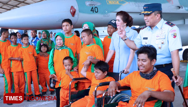 Danlanud Iswahjudi Marsma TNI Widyargo Ikoputra, mengajak anak-anak difabel untuk melihat kehebatan pesawat tempur. (FOTO: Pen Lanud Iswahjudi for TIMES Indonesia)