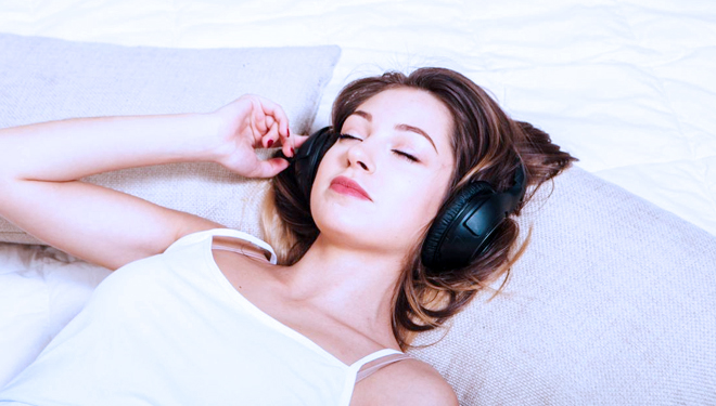 ILUSTRASI - Mendengarkan Musik Sambil Tidur. (FOTO: Beauty Journal - Sociolla)