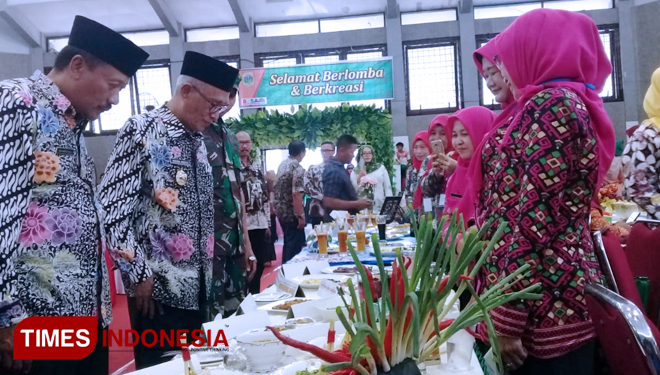 Bupati Bondowoso Drs KH Salwa Arifin (kiri) saat memerikasa hasil kreasi peserta dalam  Lomba Cipta Menu,  di GOR Pelita (FOTO: Moh Bahri/TIMES Indonesia)