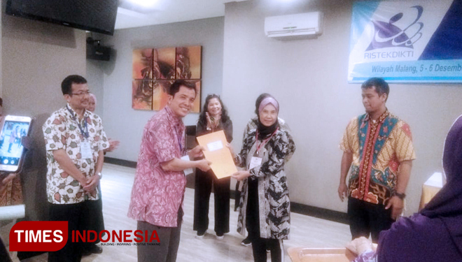 Ir. Abd. Halim, MT menerima penghargaan Penyaji Poster Terbaik di Hotel Savana Malang (FOTO: AJP/TIMES Indonesia)