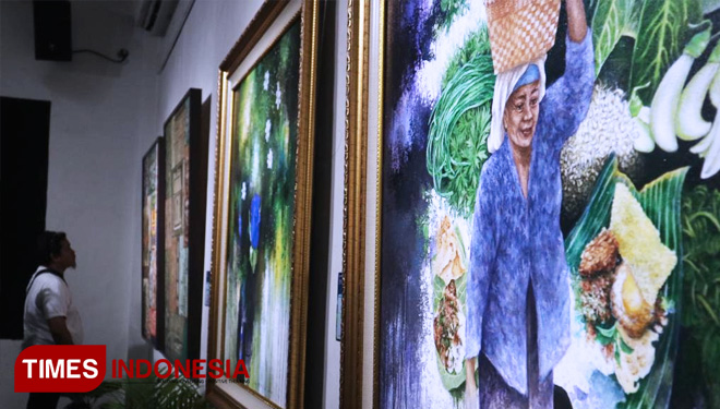 Pengunjung menikmati karya lukis perupa Jatim di Galeri Prabangkara, Taman Budaya Jatim, Surabaya, Selasa (4/12/2018).(Foto: Lely Yuana/TIMES Indonesia)