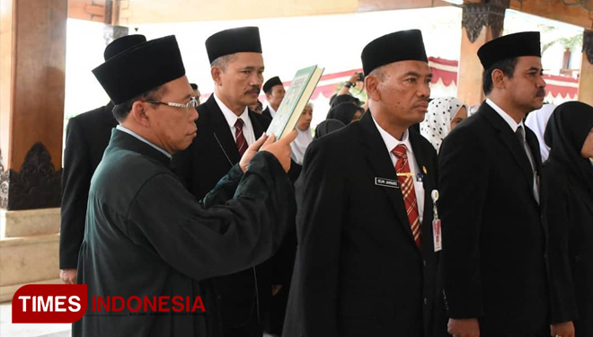 Suasana pelantikan Drs Helmi Jamharis sebagai Sekretaris Daerah (Sekda) Kabupaten Bantul. (FOTO: Humas Bantul/TIMES Indonesia)