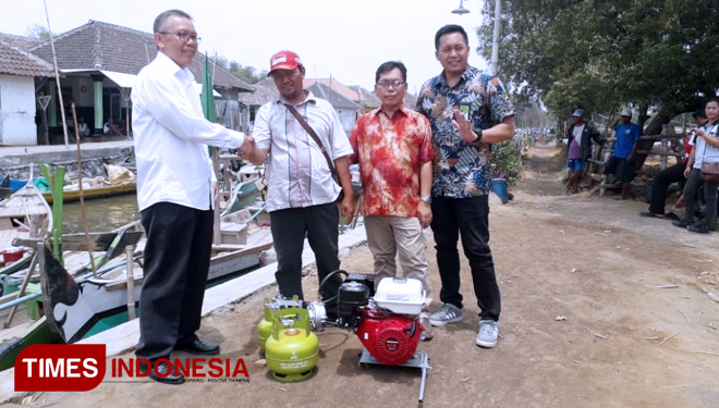Nelayan di Kabupaten Pasuruan menerima paket bantuan dari Kementerian ESDM (FOTO: AJP/TIMES Indonesia)