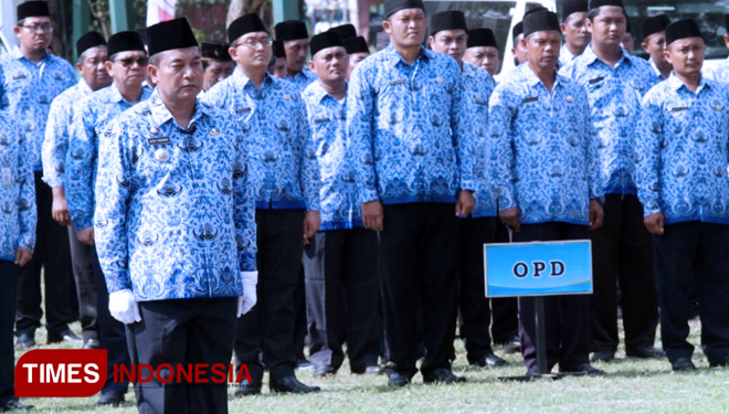 Pegawai OPD Pemkab Pasuruan mengikuti upacara. (FOTO: AJP/TIMES Indonesia)