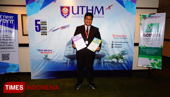 Dosen UMY Taufiq Ilham Maulana, S.T., M.Eng menunjukkan penghargaan International Conference on Sustainable Construction and Structures (ISuCOS) 2018. (FOTO: Humas UMY/TIMES Indonesia)