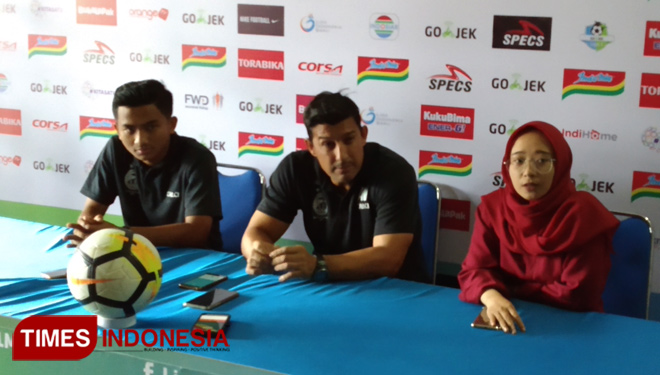 Sriwijaya FC coach, Alvredo Vera during a press conference on Saturday (12/08/2018) afternoon (Photo: Imadudin M / TIMES Indonesia)