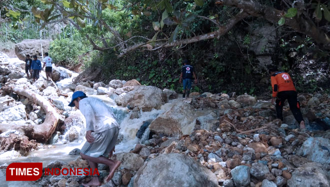 Kepala Desa Sidoasri, Sih Reno Wibowo dan para petugas PMI Kabupaten Malang saat menelusuri lokasi banjir lumpur dan batu. (FOTO: Widodo Irianto/TIMES Indonesia)