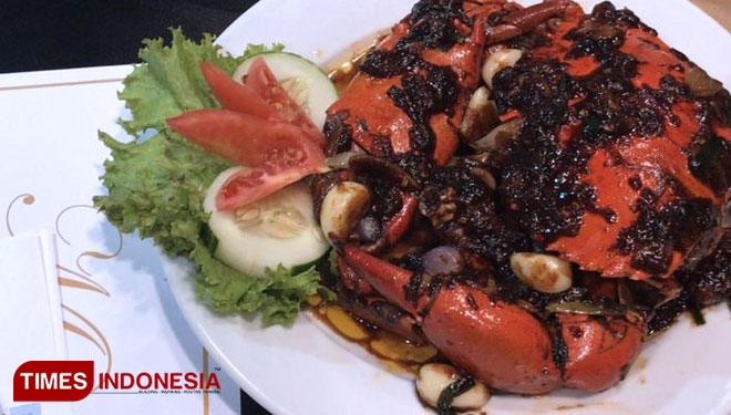 Menikmati santap lezat olahan kepiting jumbo di Kaldu Segara Seafood Restaurant, Jumat (7/12/2018).(Foto: Ist/TIMES Indonesia)