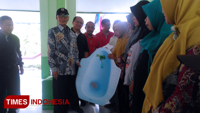 Bupati Bondowoso Drs KH Salwa Arifin saat memberikan bantuan jamban secara simbolis kepada penerima, di acara Bakti Sosial dalam rangka HKN 2018 (FOTO: Moh Bahri/TIMES Indonesia) 