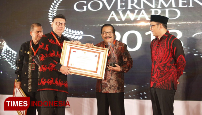 Jadi Pemerintah Provinsi Terinovatif, Pakde Karwo Terima IGA 2018