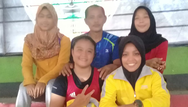 Inilah atlet-atlet gulat putri Kabupetan Malang yang berjaya di Kejurnas Senior U-23 di Grobogan Jawa Tengah. (FOTO:istimewa)