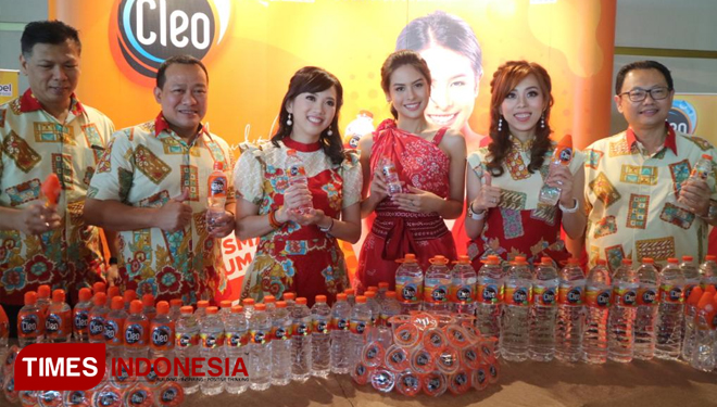 Maudy Ayunda bersama jajaran direksi PT Sariguna Primatirta saat dikenalkan kepada publik sebagai brand ambassador air minum Cleo, Sabtu (8/12/2018).(Foto : Lely Yuana/TIMES Indonesia) 
