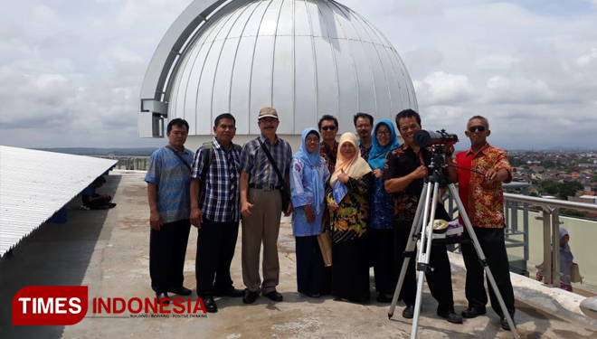 Rombongan Musyawarah Guru Mata Pelajaran (MGMP) Fisika Kabupaten Klaten saat berkunjung ke Observatorium UAD. (FOTO: Winda Eka PA/TIMES Indonesia)