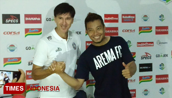 Pelatih Arema FC, Milan Petrovic berfoto bersama kapten tim Hamka Hamzah. (FOTO: Imadudin M/TIMES Indonesia)