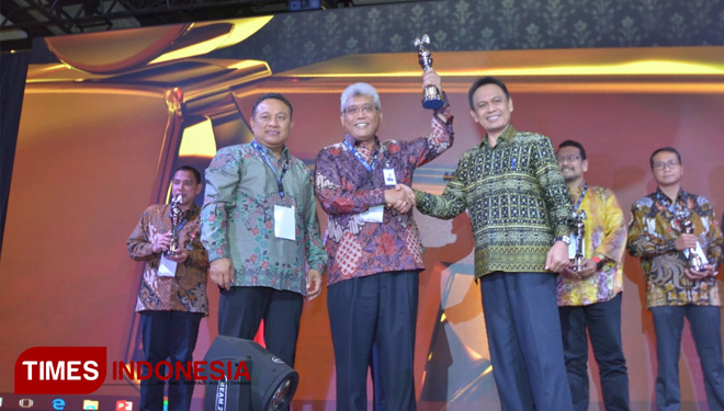 Direktur produksi, Bagya Sugihartana menerima penghargaan dari Ketua NCSR Ali Darwin di Novotel Bandar Lampung.  Sabtu, 8/12/2018. (FOTO: Humas PKT For Times Indonesia)