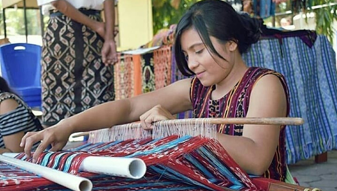 Salah serang warga Sabu saat sedang menenun kain khas Sabu (FOTO: Istimewa)