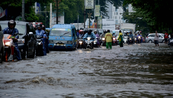 Banjir di Kota Malang. (FOTO: aremamediagroup.com)