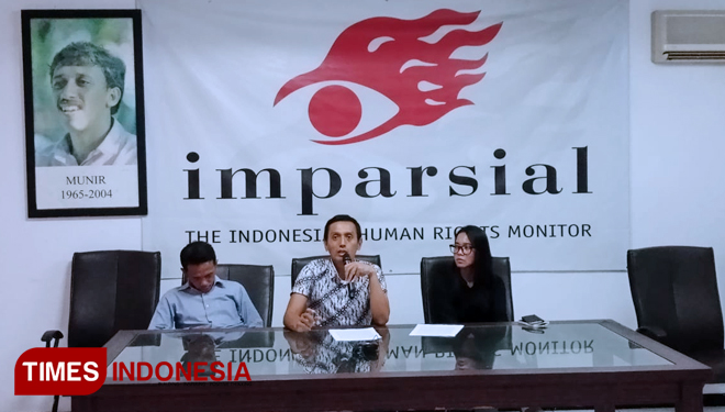 Direktur Imparsial, Al Araf  (tengah) dalam diskusi 'Orde Baru Rezim Kekerasan dan Reformasi Era Impunitas' di kantor Imparsial, kawasan Tebet, Jakarta Selatan, Senin (10/12/2018). (FOTO: Rahmi Yati Abrar/TIMES Indonesia)